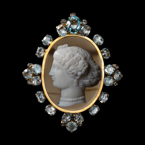 An elegant 19th century gold brooch with aquamarines and agate cameo. Head of Arethusa.